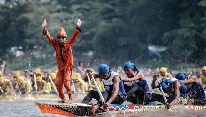 'Aura Farming' di Pacu Jalur Kuansing Riau Jadi Tren Dunia, Tubuh Manusia Memang Beneran Bisa Nyala? 2 WhatsApp Image 2025 07 02 at 20.10.20 31c6dd9d