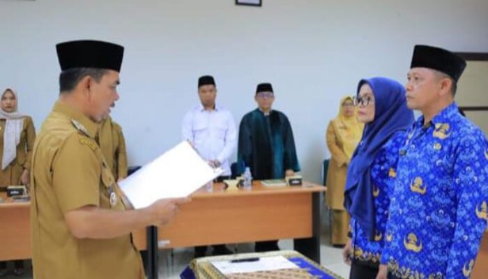 Wabup Pasaman Lantik Dua Pejabat Eselon Disdukcapil: Siap Bekerja Profesional dan Responsif! 2 WhatsApp Image 2025 07 08 at 20.33.11 63b08402