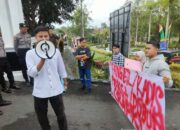 Kadisbun Errafiq Diduga Terima Gratifikasi, Sejumlah masa Demo di Depan Kantor Kajari Tebo