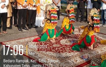 Masyarakat Tebo Sambut Meriah Kedatangan Bupati Agus Rubiyanto dan Wakil Bupati Nazar Efendi