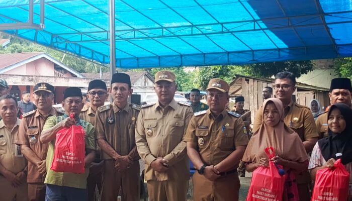 Bupati dan Wabup Tebo Turun ke Desa Teluk Lancang VII Koto Beri Bantuan Sembako Pada Korban Banjir