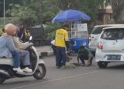 Salut! Driver Ojek Online di Bukittinggi Sumbar Tambal Jalan Berlubang Secara Swadaya 15 Salut! Driver Ojek Online di Bukittinggi Sumbar Tambal Jalan Berlubang Secara Swadaya