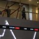 sejumlah pengunjung di dalam ruangan pergerakan indeks harga saham gabungan ihsg di bursa efek indonesia bei jakarta selasa 84 1744081019648 169