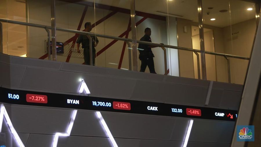 sejumlah pengunjung di dalam ruangan pergerakan indeks harga saham gabungan ihsg di bursa efek indonesia bei jakarta selasa 84 1744081019648 169