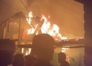 Kebakaran Hebat di Tembilahan Hilir, 5 Rumah Ludes Terbakar Saat Warga Terlelap 11 Kebakaran Hebat di Tembilahan Hilir, 5 Rumah Ludes Terbakar Saat Warga Terlelap