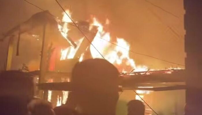 Kebakaran Hebat di Tembilahan Hilir, 5 Rumah Ludes Terbakar Saat Warga Terlelap