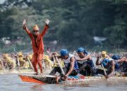 Tukang Tari Pacu Jalur Viral Lewat Tren “Aura Farming”: Saat Tradisi Bangkit Lagi Lewat Tarian 13 Tukang Tari Pacu Jalur Viral Lewat Tren “Aura Farming”: Saat Tradisi Bangkit Lagi Lewat Tarian