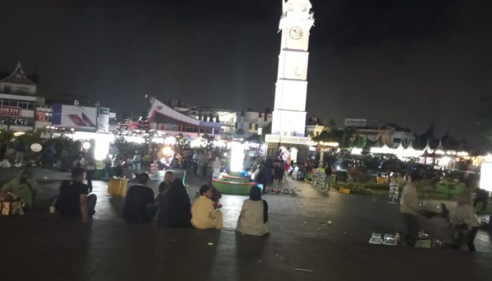 Bertahan di Bawah Dingin Jam Gadang: Cerita Pedagang Kecil dan Harapan yang Tak Pernah Padam
