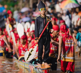 Dika, penari cilik dari Jalur Tuah Koghi Dubalang Ghajo, tengah mencuri perhatian publik. Aksi lincah dan ekspresifnya sebagai Tukang Tari di perhelatan Pacu Jalur 2025 sukses viral dan menginspirasi jutaan warganet, bahkan hingga mancanegara.Foto: Hendra Yadi
