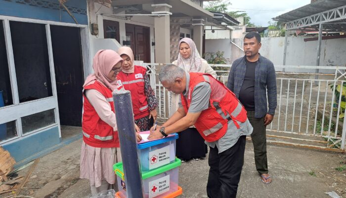 PMI Bukittinggi Turun Langsung! Bantu Korban Kebakaran di Pintu Kabun, Warganet Ikut Haru