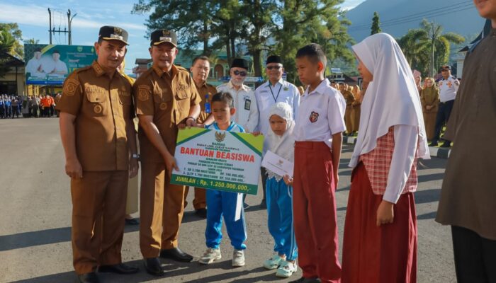 Bukti Nyata Kepedulian: Pemkab Pasaman Sumbar Luncurkan Program Seragam Sekolah Gratis untuk SD–SMP