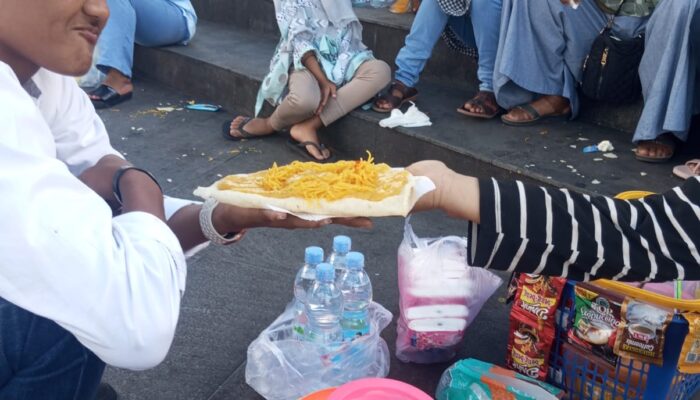 Karupuak Kuah, Jajanan Legendaris yang Tak Lekang di Jam Gadang Bukittinggi