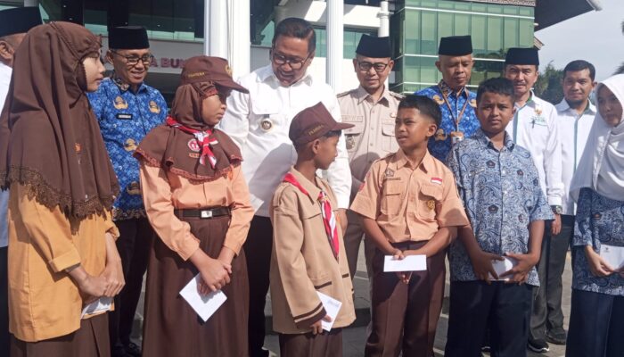 Wali Kota Ramlan dan BAZNAS Bukittinggi Salurkan Zakat Rp 1,2 Miliar untuk Pendidikan dan Kesehatan Warga