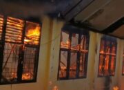 BREAKING NEWS: Kebakaran Hebat Landa SMKN 1 Teluk Kuantan Kuansing Riau, Sejumlah Ruangan dan Kantin Ludes Terbakar