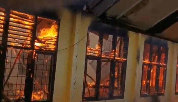 BREAKING NEWS: Kebakaran Hebat Landa SMKN 1 Teluk Kuantan Kuansing Riau, Sejumlah Ruangan dan Kantin Ludes Terbakar