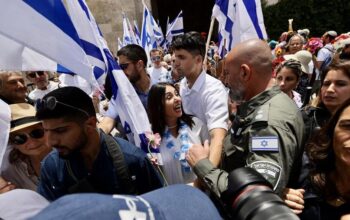 pemukim yahudi melakukan pawai bendera di gerbang damaskus di kota tua di bawah perlindungan polisi israel di yerusalem pada 1 169