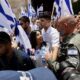pemukim yahudi melakukan pawai bendera di gerbang damaskus di kota tua di bawah perlindungan polisi israel di yerusalem pada 1 169