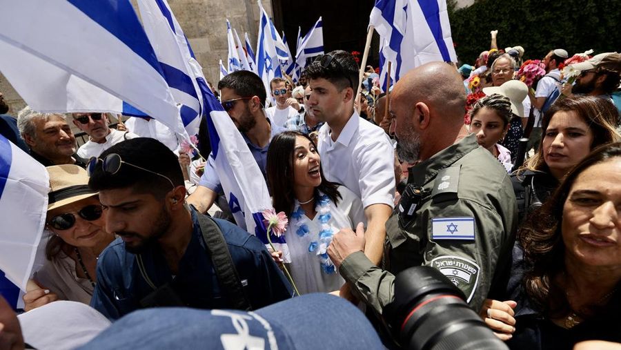 pemukim yahudi melakukan pawai bendera di gerbang damaskus di kota tua di bawah perlindungan polisi israel di yerusalem pada 1 169