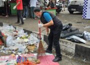 Usai Pacu Jalur, Bupati Kuansing Suhardiman Amby Pimpin Aksi Bersih-Bersih di Tepian Narosa