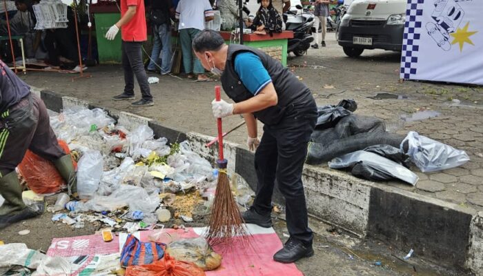 Usai Pacu Jalur, Bupati Kuansing Suhardiman Amby Pimpin Aksi Bersih-Bersih di Tepian Narosa