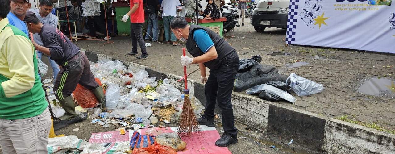 2025 08 25 bupati kuansing pimpin aksi bersih bersih sampah di tepian arena jalur narosa