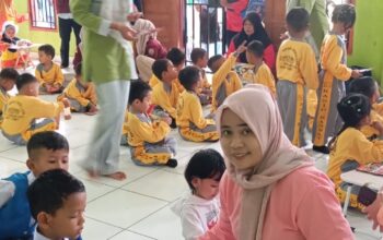 Kades Rantau Api Bersama Ibu TP. PKK Mengadakan Bermacam Perlombaan Untuk Anak TK dan Paud