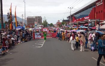 Harper, Pemuda Australia 25 Tahun yang Jatuh Hati pada Semarak Karnaval dan Kuliner Bukittinggi