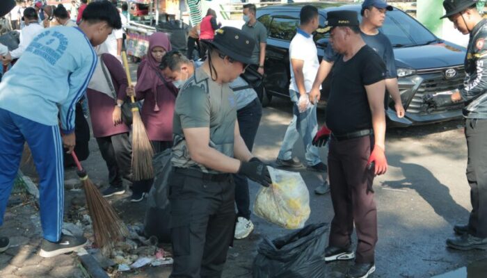 Kapolres dan Bupati Kuansing Pimpin Gotong Royong Pasca Pacu Jalur Nasional 2025