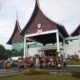 Ramlan Nurmatias : Pendidikan Bebas Hambatan, Pemko Bukittinggi Bagikan 1.846 Seragam Gratis untuk Murid SD