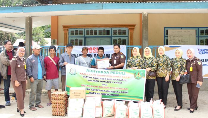 Kejaksaan Negeri Bukittinggi dan IAD Daerah Salurkan Bantuan Sosial untuk Korban Banjir dan Longsor