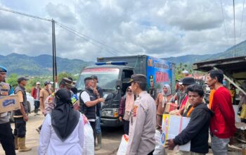 Berpacu dengan Waktu, Tim Dokkes Polresta Bukittinggi Layani Warga di Zona Terdampak Malalak Timur