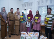 Wakil Bupati Kampar Dr.Misharti.S.Ag.M.Si Serahkan Bantuan Sembako Dari Bapanas di Desa Sawah